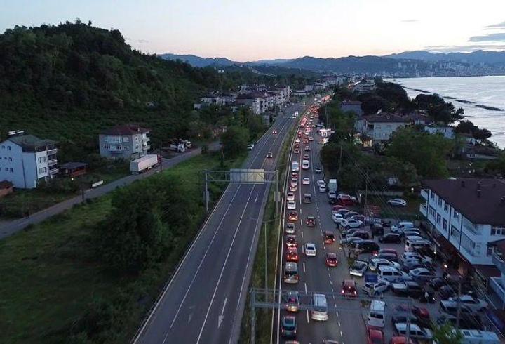 Bayram tatili dönüşü Karadeniz Sahil Yolu'nda yoğunluk