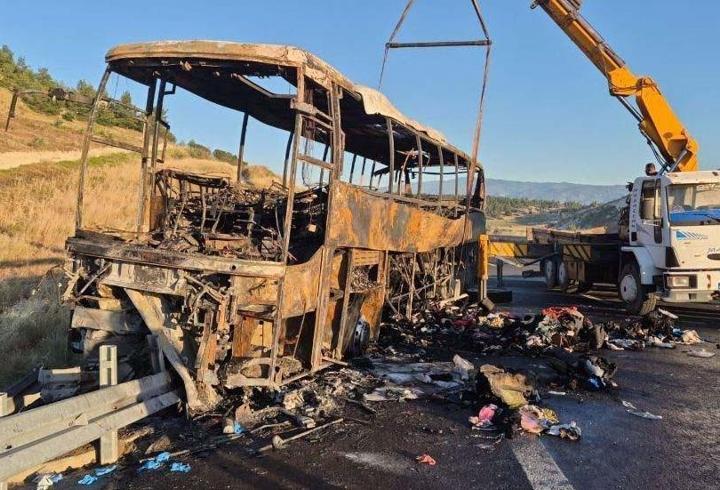 Denizli'de bariyere çarpan otobüs yandı: 1'İ BEBEK 8 ÖLÜ