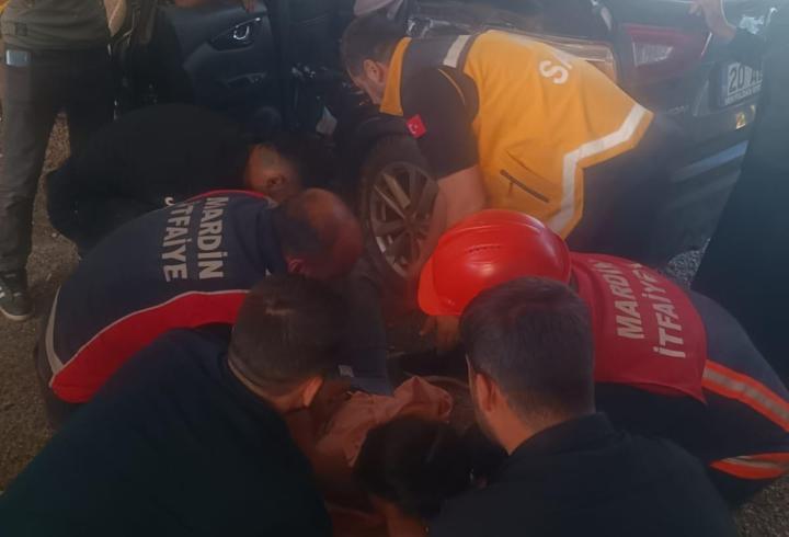 Alt geçit duvarına çarpan otomobildeki 5 kişi yaralandı