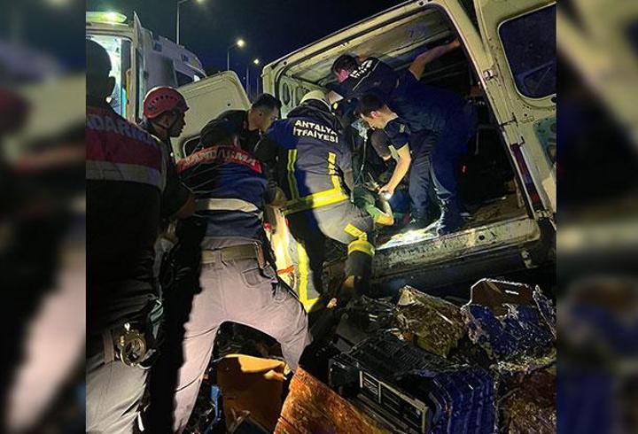 Aracıyla istinat duvarına çarpan sürücü öldü