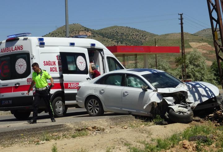 Elektrik direğine çarpan otomobildeki baba ile oğlu yaralandı
