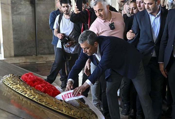 Atatürk'ün huzurunda çelenk krizi çıktı