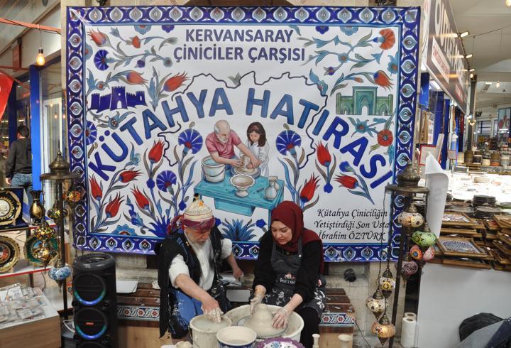 Dönüş yolundaki tatilciler Kütahya Çiniciler Çarşısı'nda yoğunluk oluşturdu