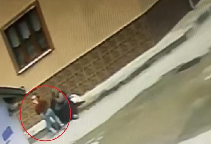 Sahibinin boynundaki altınları çaldı; olay kamerada