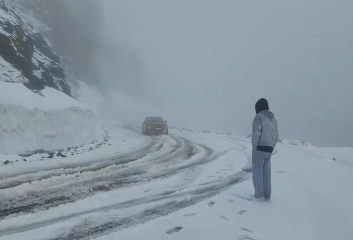 Macahel Geçidi, mayıs karı ile beyaza büründü