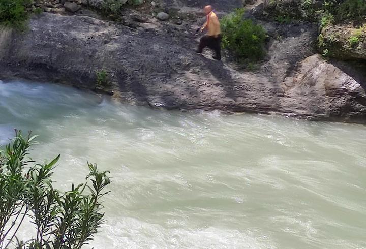 Serinlemek için girdiği çayda akıntıya kapılarak kayboldu