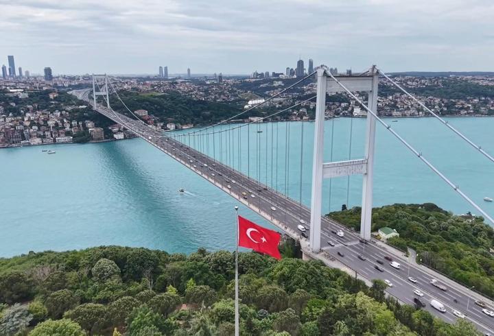 Turkuaz renge bürünen İstanbul Boğazı havadan görüntülendi