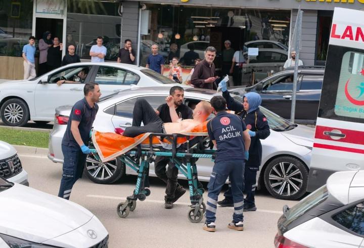 Bursa'da 'yol verme' tartışması kanlı bitti: 5 kişi yaralandı
