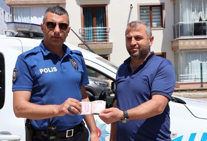 Yolda bulduğu 2 bin 400 TL’yi polise teslim etti