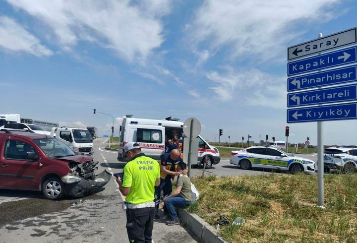 Saray'da otomobil ile hafif ticari araç çarpıştı; 3 yaralı