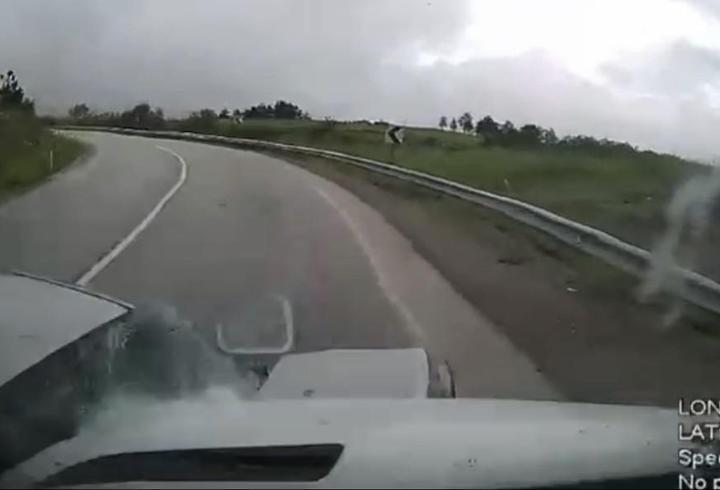 Minibüs ile otomobilin çarpıştığı kaza kamerada; 6 yaralı
