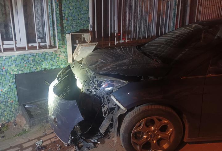 Cipin çarptığı otomobil savrularak doğal gaz kutusuna hasar verdi; binalar tahliye edildi
