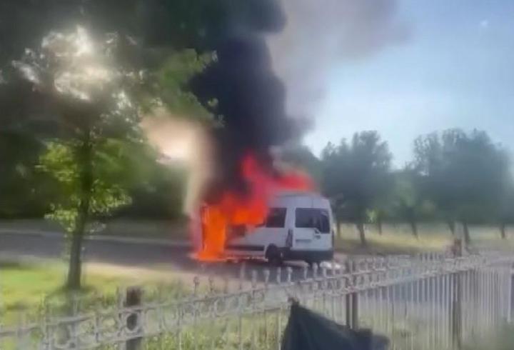 Diyarbakır’da seyir halindeki minibüs alev alev yandı