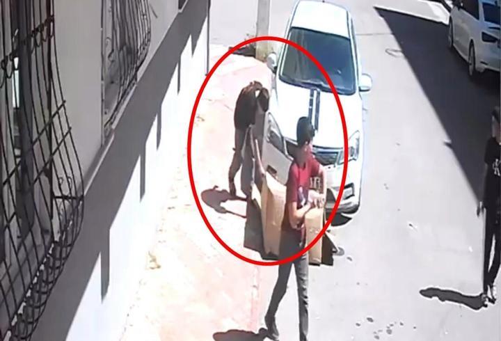 Çocuğun yaktığı karton, otomobili tutuşturdu; o anlar kamerada
