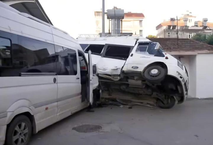 Tarım işçilerini taşıyan minibüs kaza yaptı: 5 yaralı