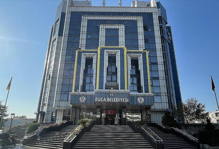 Son dakika haberi... Kaçak maç yayınları yaptığı ve kullanıcıları yasa dışı bahis sitelerine yönlendirdiği iddia edilen "Selçuksports" isimli platformun yöneticisi Selçuk Yılmaz, Denizli'de düzenlenen operasyonla yakalandı. Yılmaz, çıkarıldığı mahkemece tutuklandı.

1