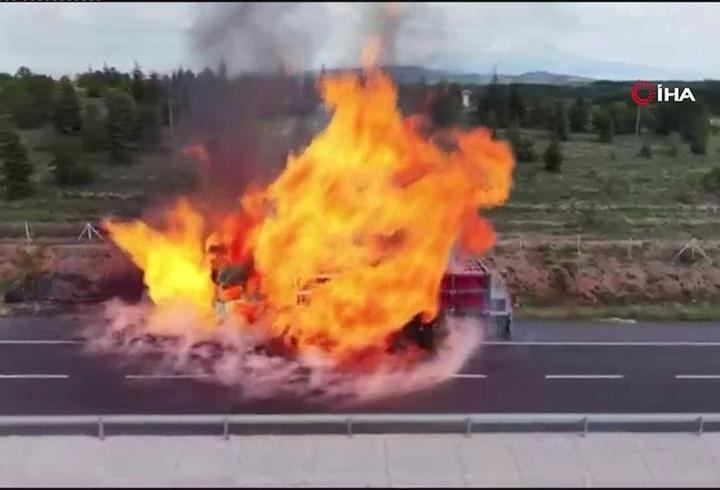 Seyir halindeki kamyon alev topuna döndü