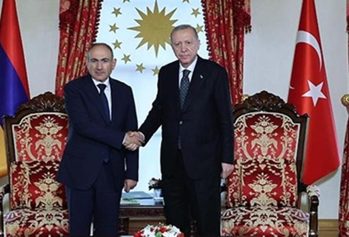 Yolsuzluk soruşturmasında tutuklandıktan sonra Uşak Belediye Başkanlığı'ndan uzaklaştırılan Özkan Yalım, yeniden ifade verdi. Etkin pişmanlıktan yararlanan Yalım, Özgür Özel’e kongre ve seçim çalışmaları için 1 milyon TL verdiğini söyledi.1