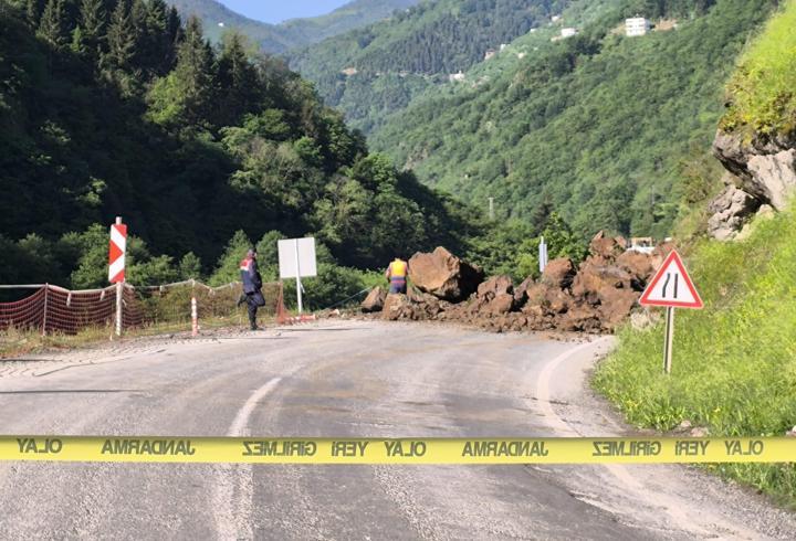 Trabzon-Bayburt kara yolu heyelan nedeniyle ulaşıma kapandı