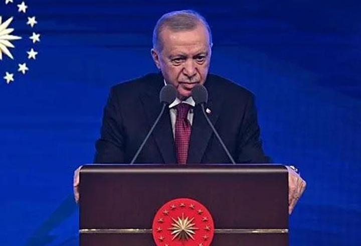 İzmir'in Ödemiş ilçesinde bir evin kapısına bırakılan poşetin içinden yeni doğmuş kız bebek bulundu. Kordon bağı henüz kesilmemiş halde bulunan bebeğin sağlık durumunun iyi olduğu bildirildi.3