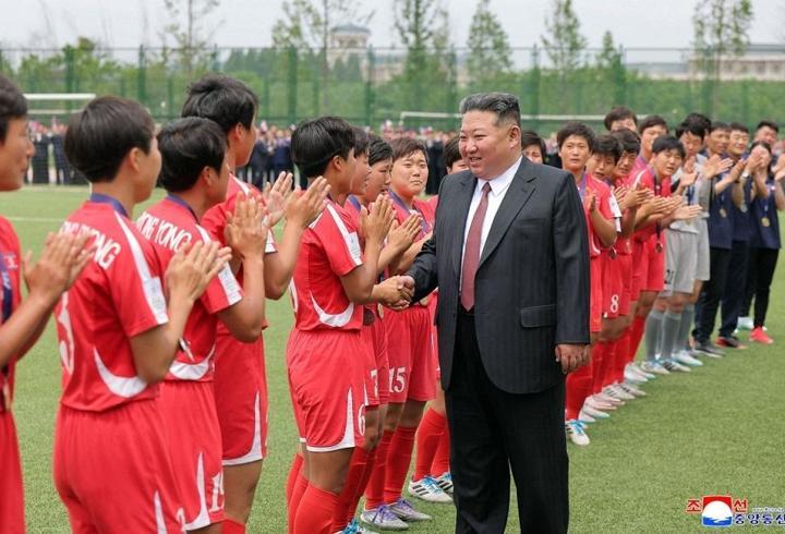 RESMEN TİYATRO! Kim Jong-un şampiyon kadın futbolcularla buluştu