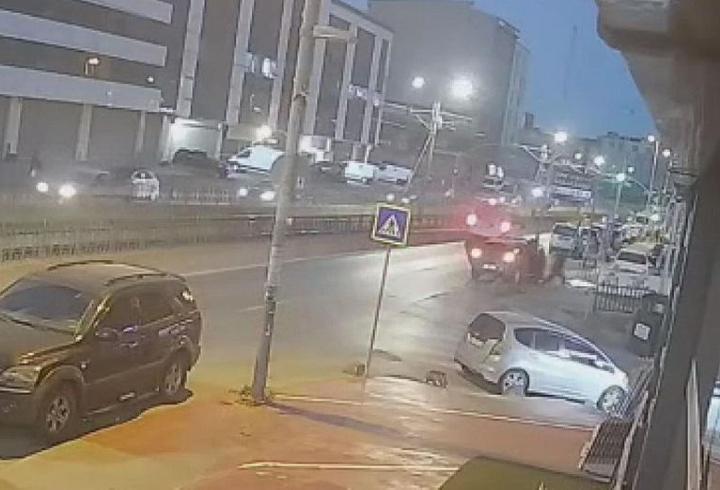 Sultangazi’de korkutan kaza: Otomobil direğe saplandı!
