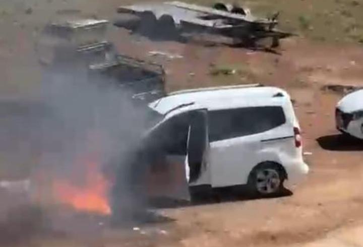 Hafif ticari araçta çıkan yangını vatandaşlar söndürdü
