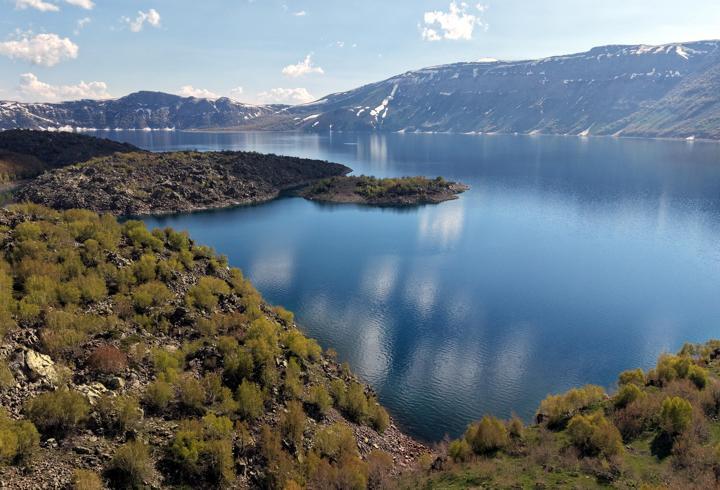 Nemrut Krater Gölü'nde turizm sezonu açıldı; eşsiz manzara ziyaretçileri bekliyor