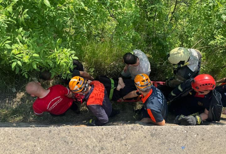 80 metrelik uçurumdan uçan otomobilin sürücüsü yaralandı