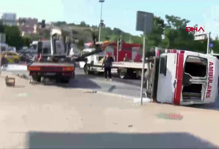 Kağıthane'de ambulans devrildi; 4 yaralı