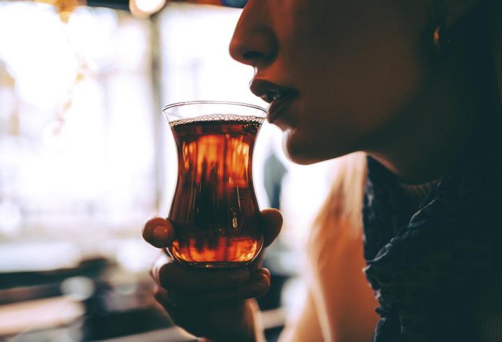 Taptaze kalıyor, lezzeti 10 kat artırıyor! Çay suyuna 1 parça eklemek yeterli