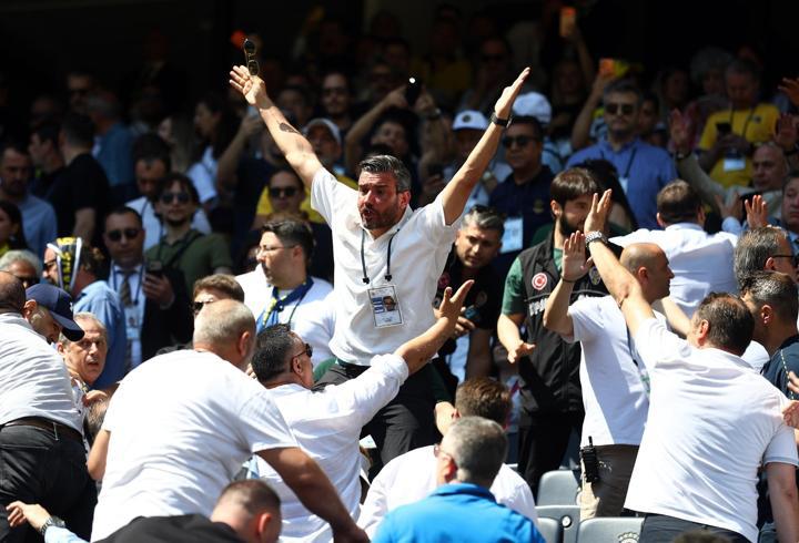 Fenerbahçe'de seçimin ilk gününde üyeler arasında gerginlik yaşandı