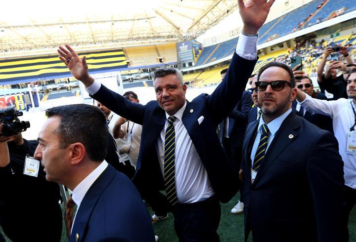 Sadettin Saran, alkışlarla kongreden ayrıldı