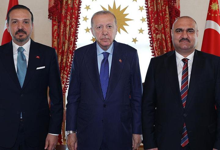 "Mutlak butlan" kararı sonrası Kılıçdaroğlu ve Özel cephesi olarak ikiye ayrılan CHP'de sular durulmuyor. Salı gününün yaklaması ile gözler yeniden grup toplantısına çevrildi. Partinin salı günkü meclis grubu toplantısını kim yapacak, kürsüde Genel Başkan Kemal Kılıçdaroğlu mu yoksa Grup Başkanı Özgür Özel mi olacak? İşte gelişmeler...1