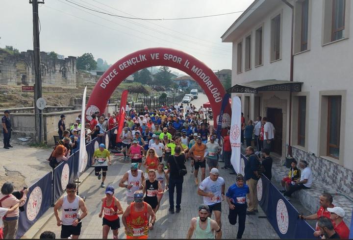 Antik kentin çevresindeki tarihi eserler arasında koştular