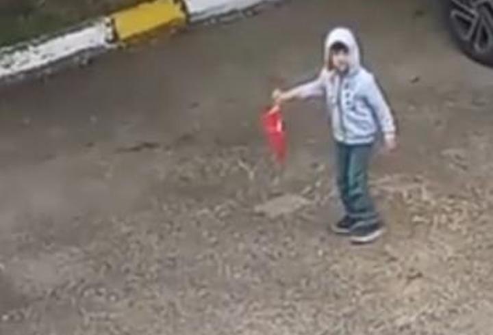 5 yaşındaki Miraç, evden çıkıp yere düşen Türk bayrağını aldı; on anlar kamerada