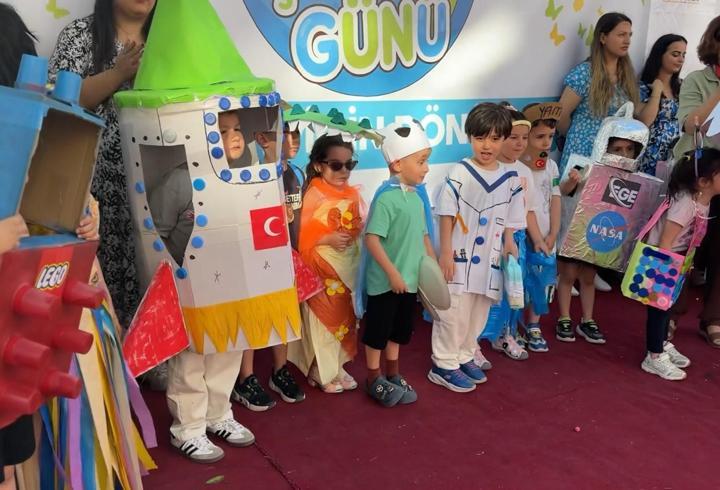 Avcılar’da anaokulunda atık malzemelerden yapılan kostümlerle defile