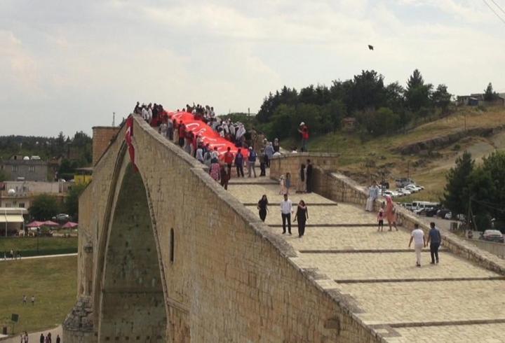 Tarihi Malabadi Köprüsünde düzenlenen yaz şenliği yoğun ilgi gördü