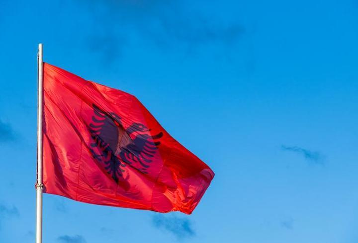 ARNAVUTLUK'TA TRUMP AİLESİ KRİZİ! Yeni “Epstein Adası” mı olacak? Binlerce kişi sokakta