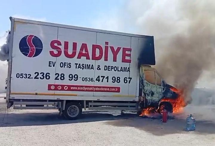 Ataşehir'de park halindeki kamyonet alev alev yandı