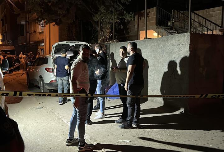 Alacak verecek kavgasında kendisini tabancayla yaralayan kardeşini bıçaklayarak öldürdü