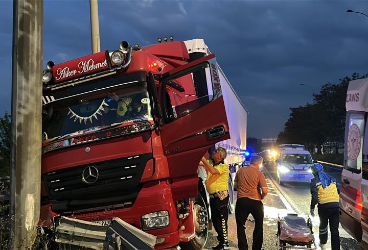 Şoförü rahatsızlanan TIR, refüjdeki bariyerlere çarptı