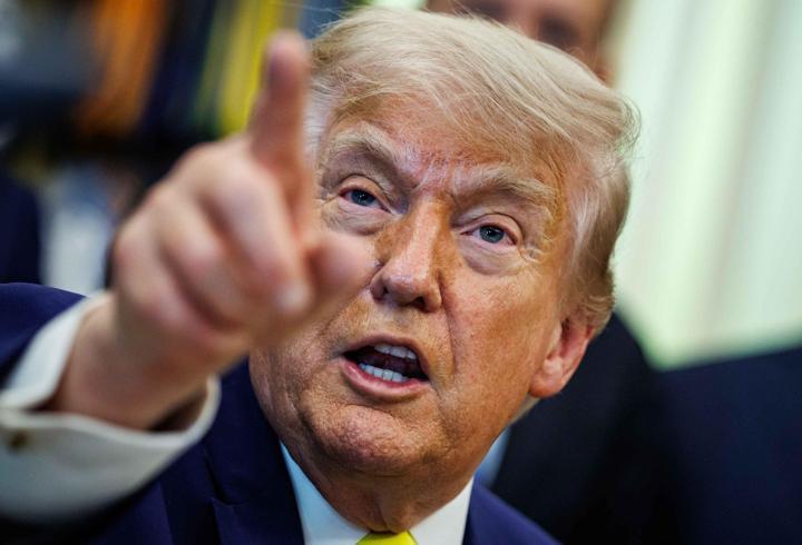 Trump, sunucuya hakaret edip yayını terk etti: Ya sahtekarsınız ya da aptal