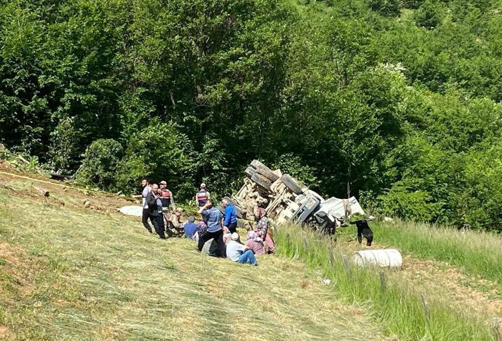 Beton mikseri şarampole yuvarlandı; 2 ölü, 1 yaralı