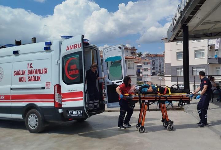 Boyabat'ta otomobilin çarptığı akülü engelli aracındaki kişi yaralandı