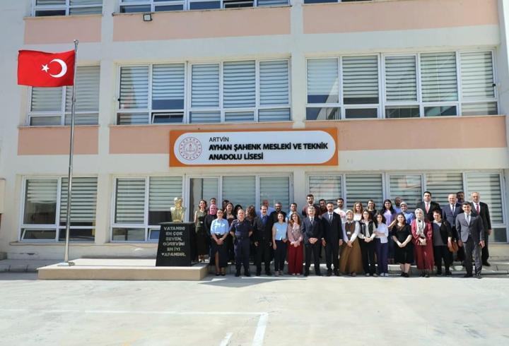 Artvin Valisi Ergün okul ziyaretinde bulundu