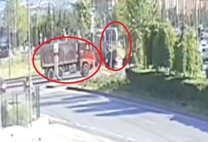 Kamyon ile tramvayın çarpışması kamerada; 5 yaralı