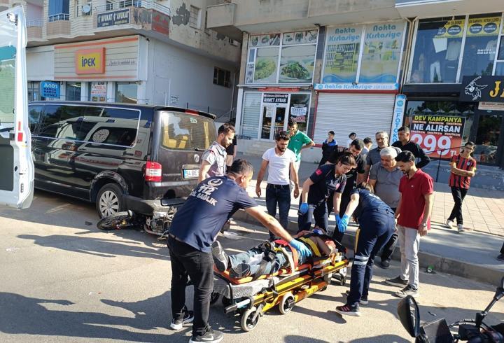 Mardin'de hafif ticari araçla çarpışan motosikletin sürücüsü yaralandı