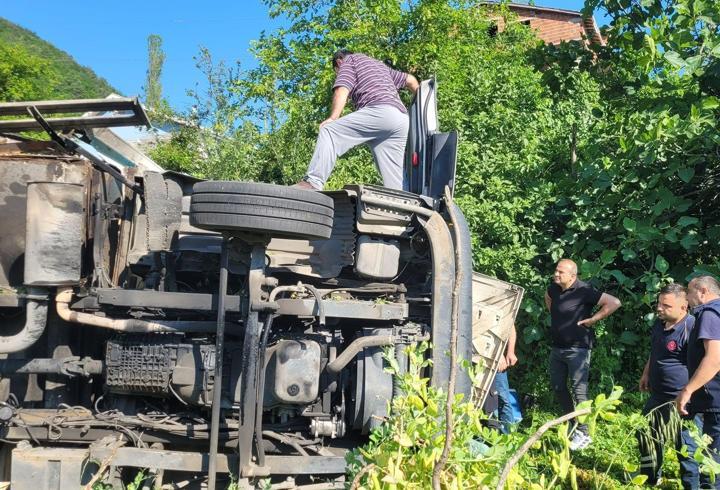 Freni boşalan kamyonun devrildiği kaza kamerada