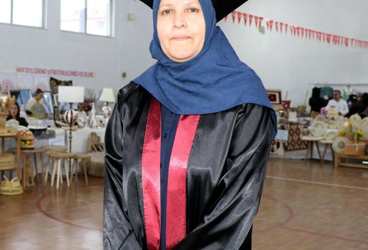 56 yaşında lise diploması alıp kep attı; hedefi üniversite